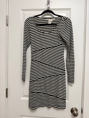 Max Studio Black and White Striped Long-Sleeve Dress
